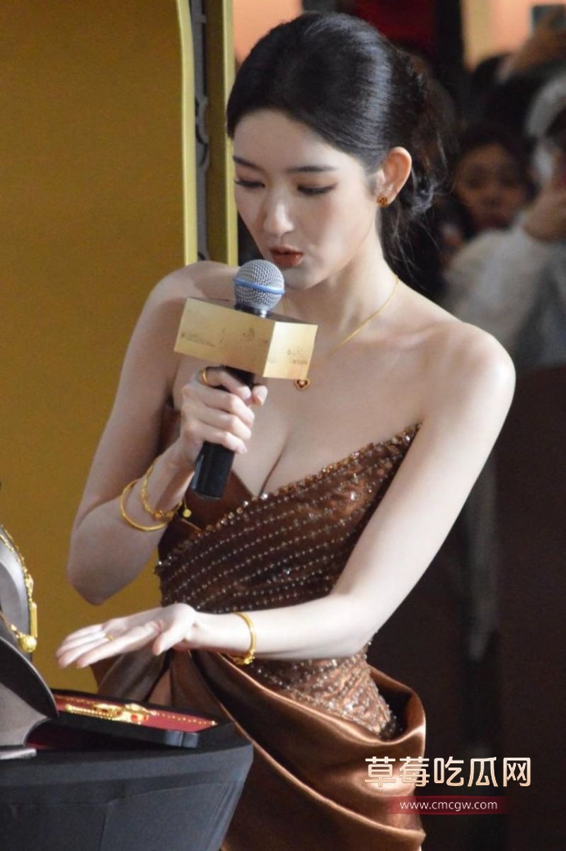 王玉雯穿着性感低胸装出席2
