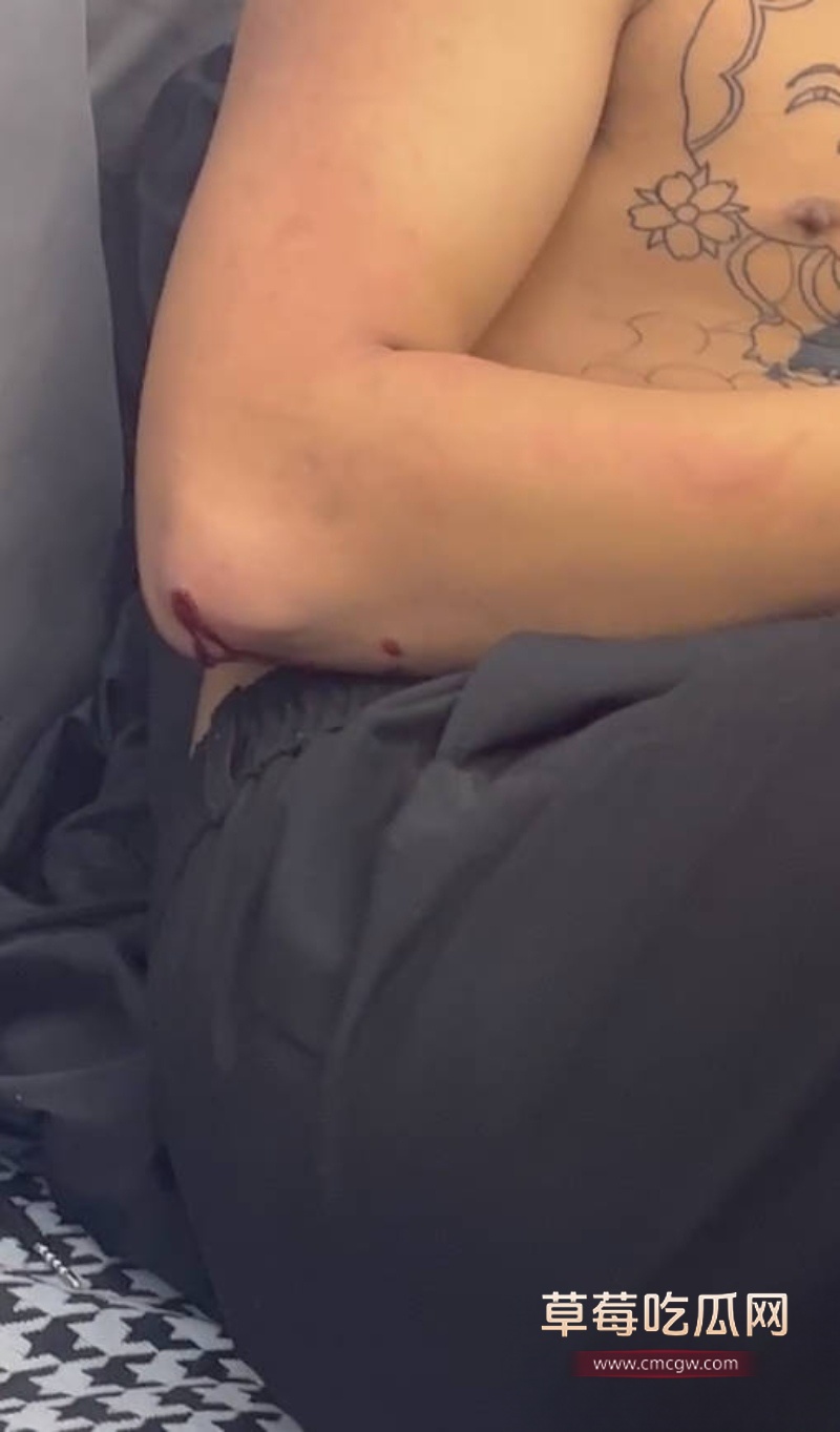 国服李信再度出山！黄毛小伙提刀杀进卧室捉奸 1