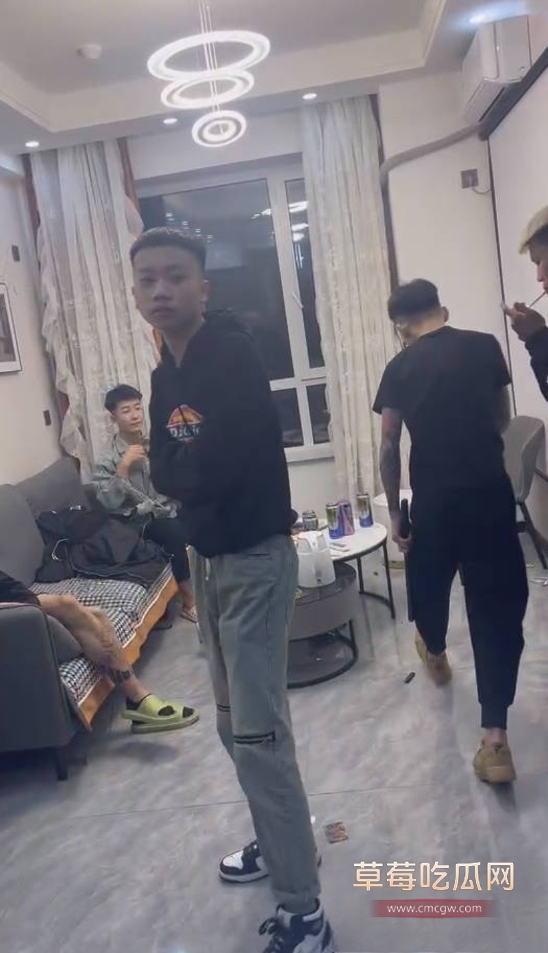 国服李信再度出山！黄毛小伙提刀杀进卧室捉奸 3