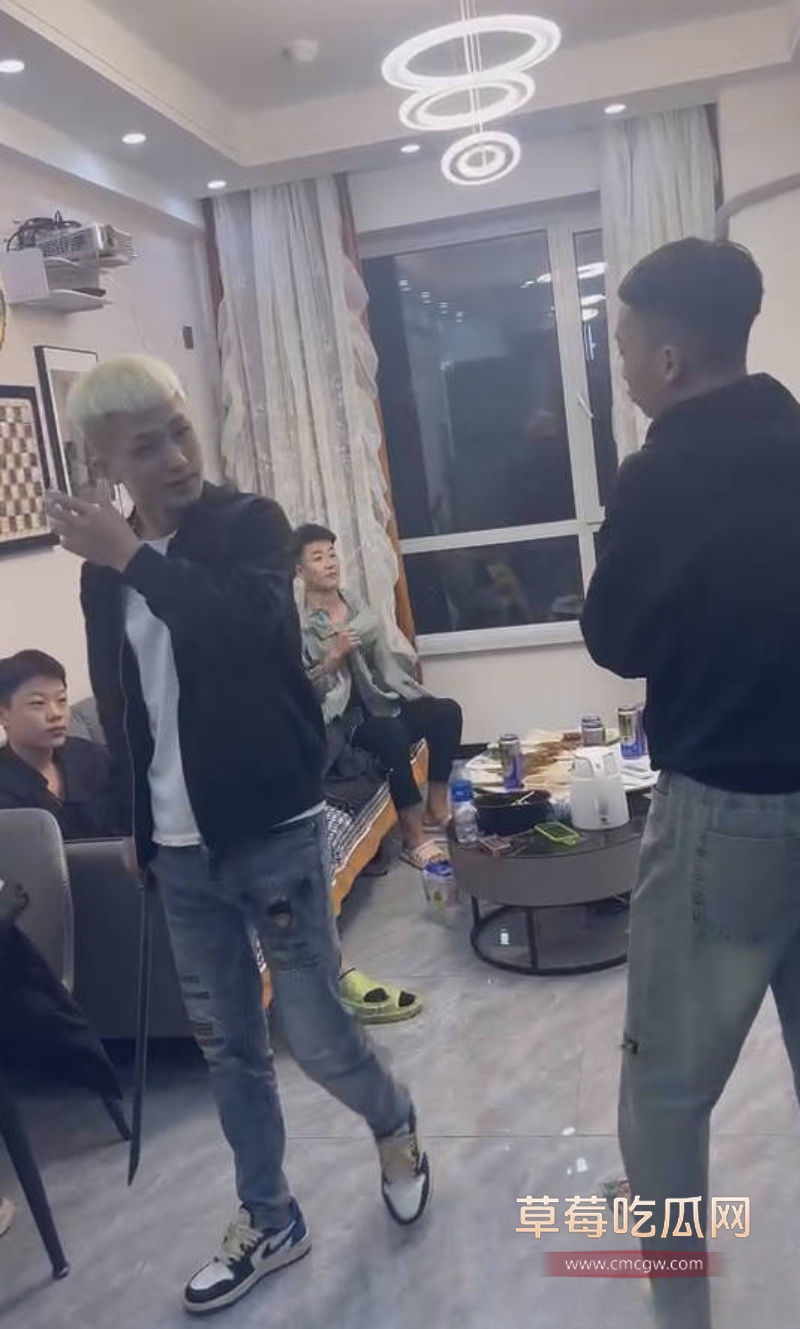 国服李信再度出山！黄毛小伙提刀杀进卧室捉奸 4