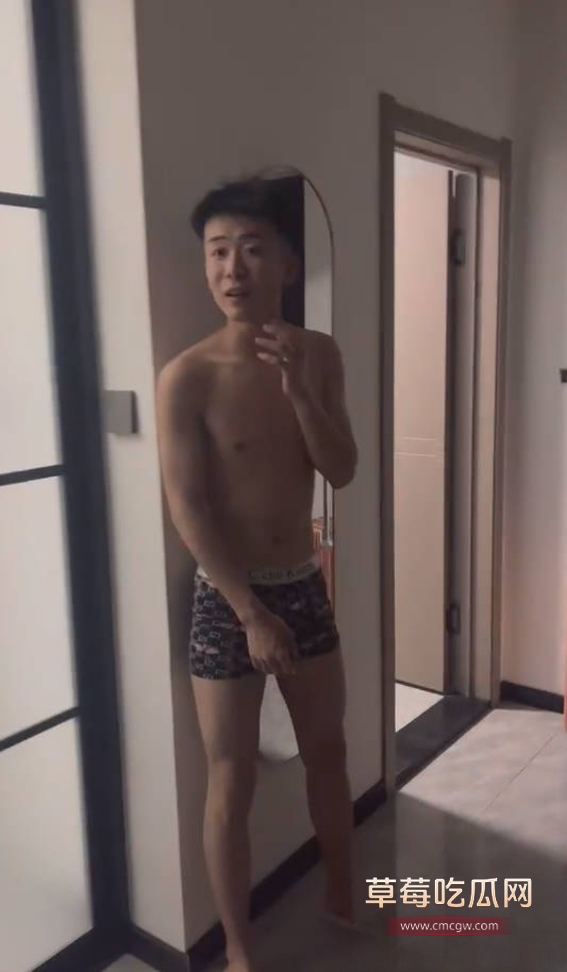 国服李信再度出山！黄毛小伙提刀杀进卧室捉奸 7