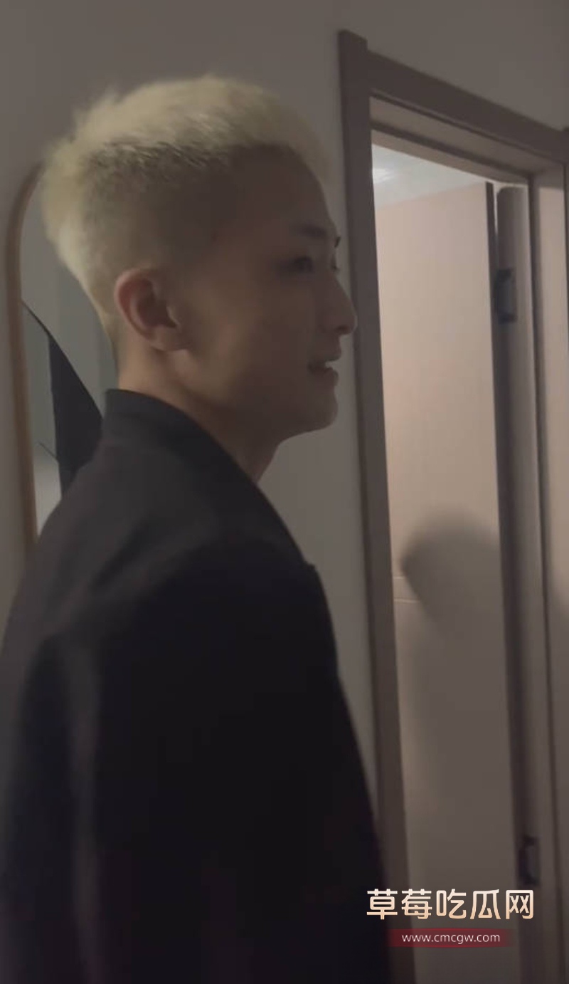 国服李信再度出山！黄毛小伙提刀杀进卧室捉奸 8