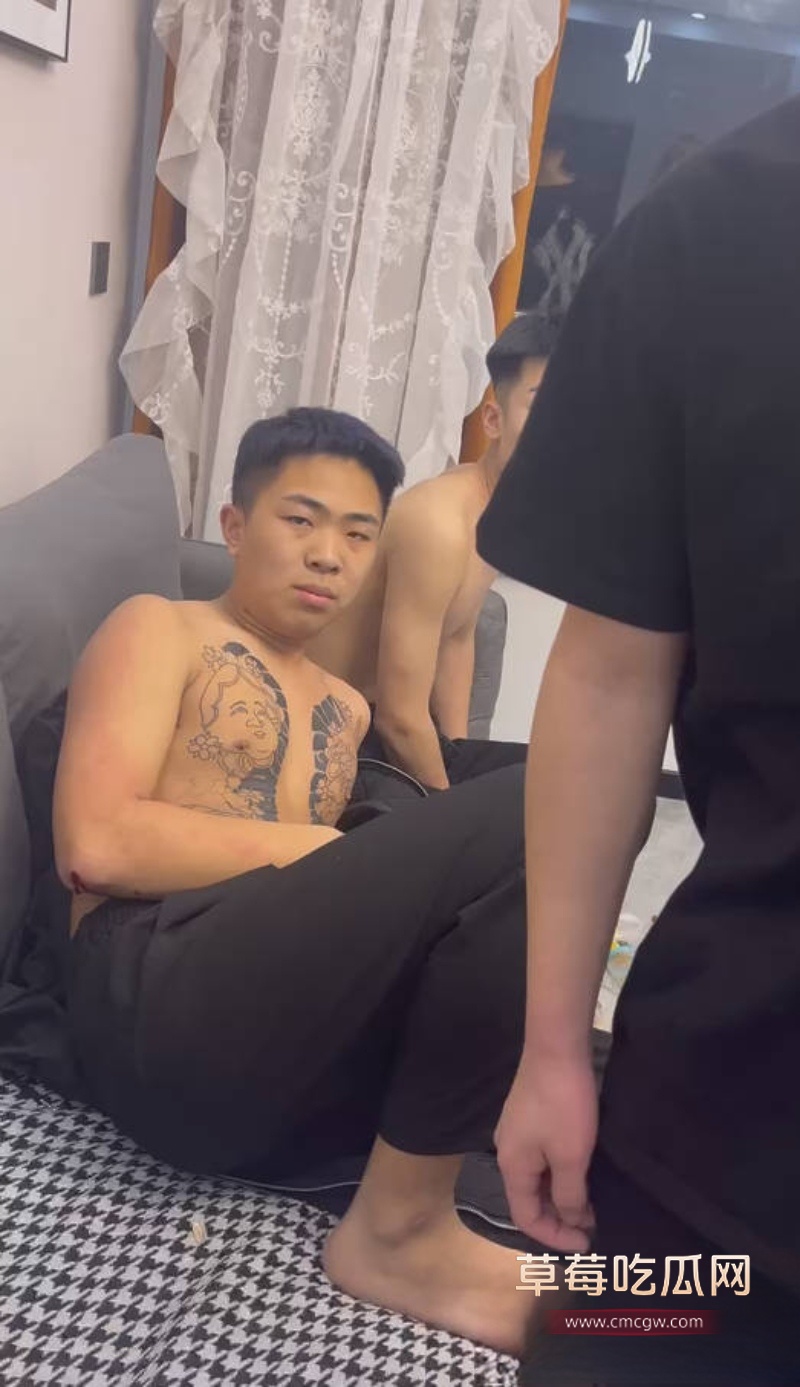 国服李信再度出山！黄毛小伙提刀杀进卧室捉奸 10