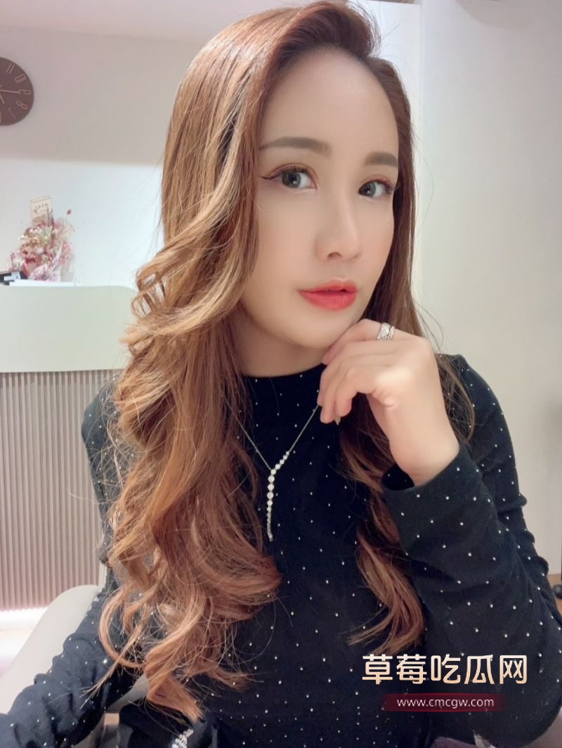 IG32万网红女神华华5