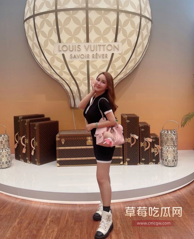 IG32万网红女神华华9