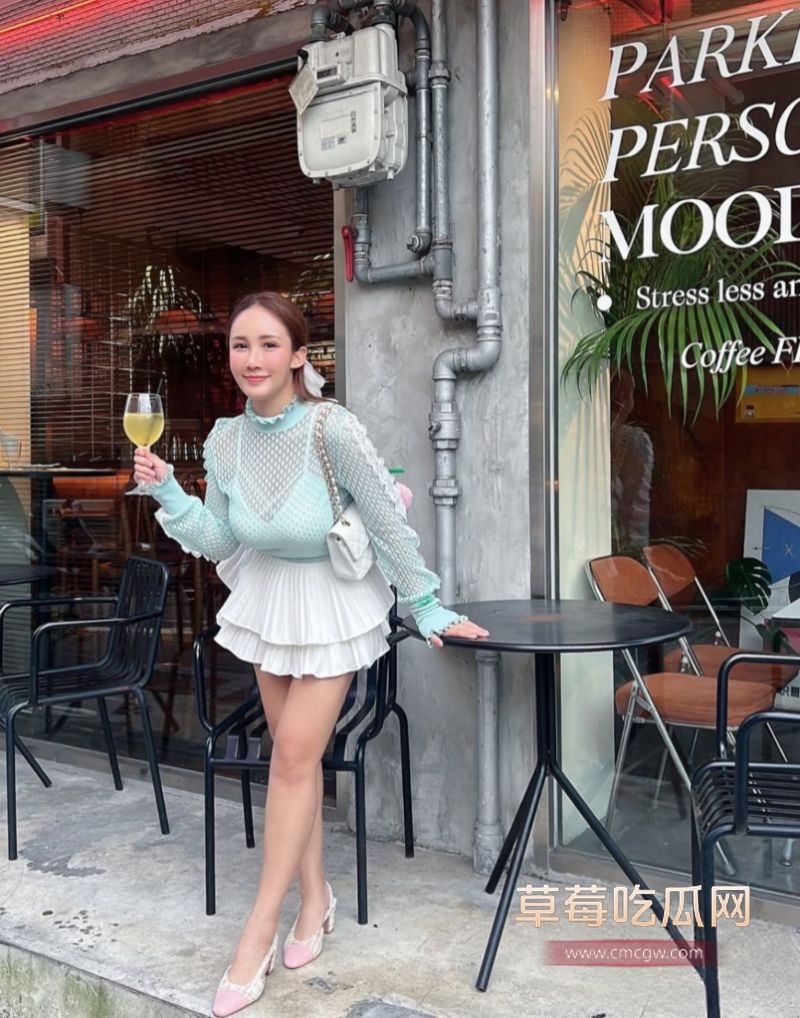 IG32万网红女神华华11