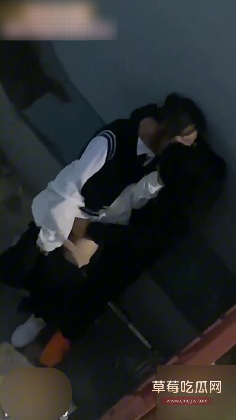 青岛海洋技师学院眼镜妹跟男友野战被拍 4 青岛海洋技师学院眼镜妹跟男友野战被拍 4