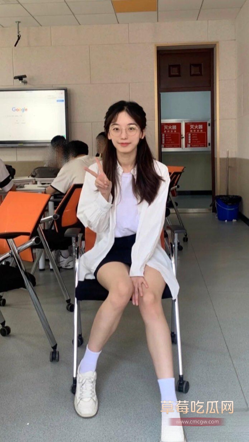 反差眼镜学生妹 16