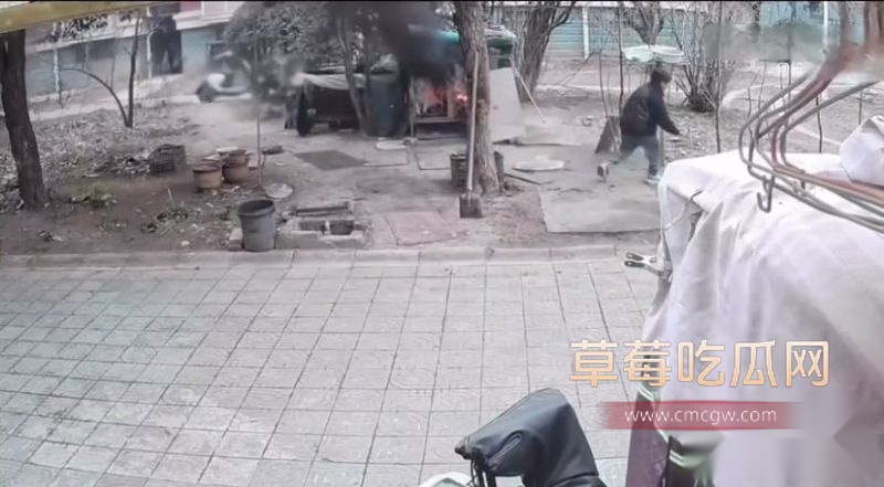 连云港烧狗事件监控视频2 连云港烧狗事件监控视频2
