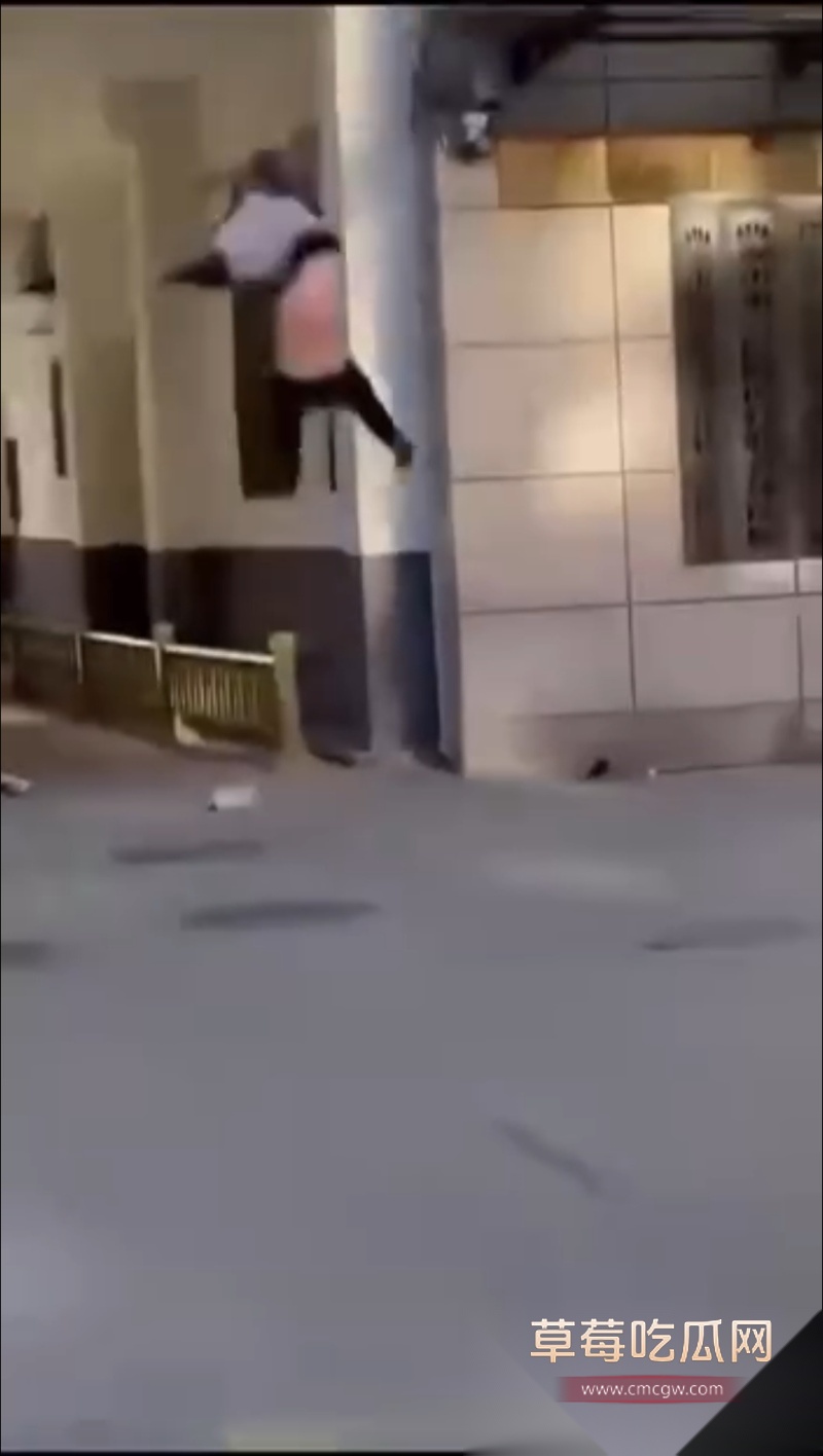 男子偷情被抓翻窗失手坠楼 1