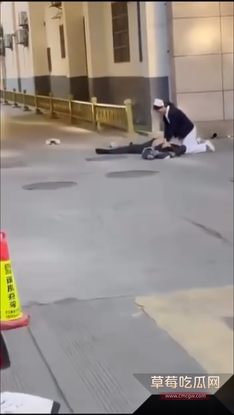 男子偷情被抓翻窗失手坠楼 3