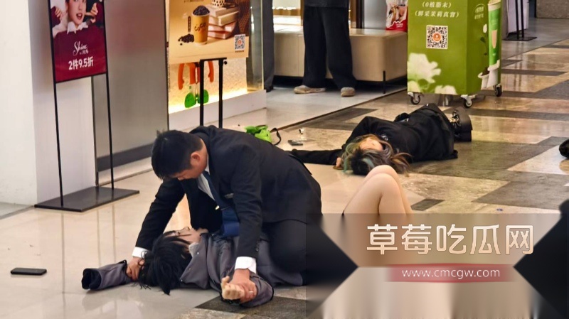 南宁航洋城商场男扮女装者持刀伤人 12 南宁航洋城商场男扮女装者持刀伤人 12