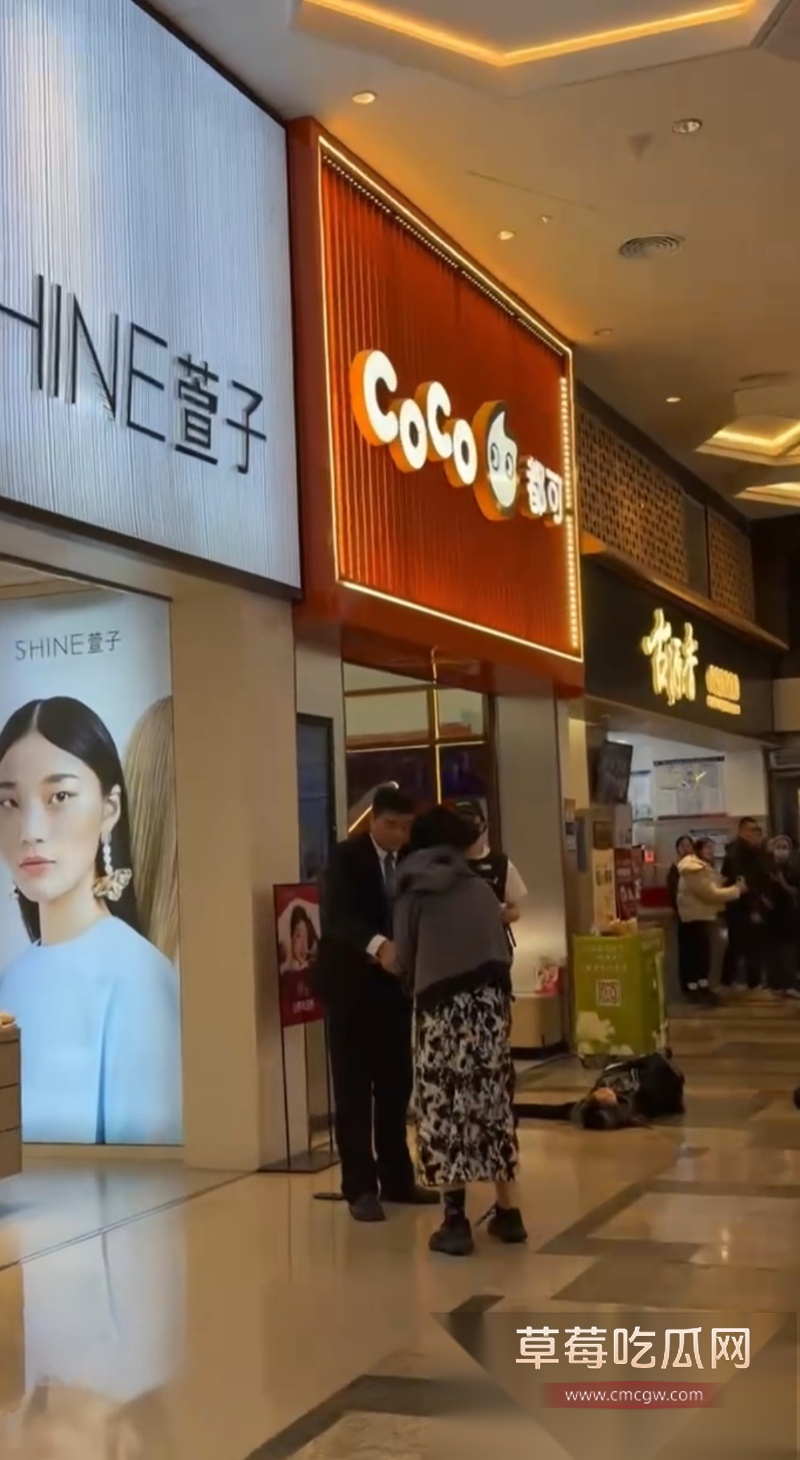 南宁航洋城商场男扮女装者持刀伤人 1 南宁航洋城商场男扮女装者持刀伤人 1