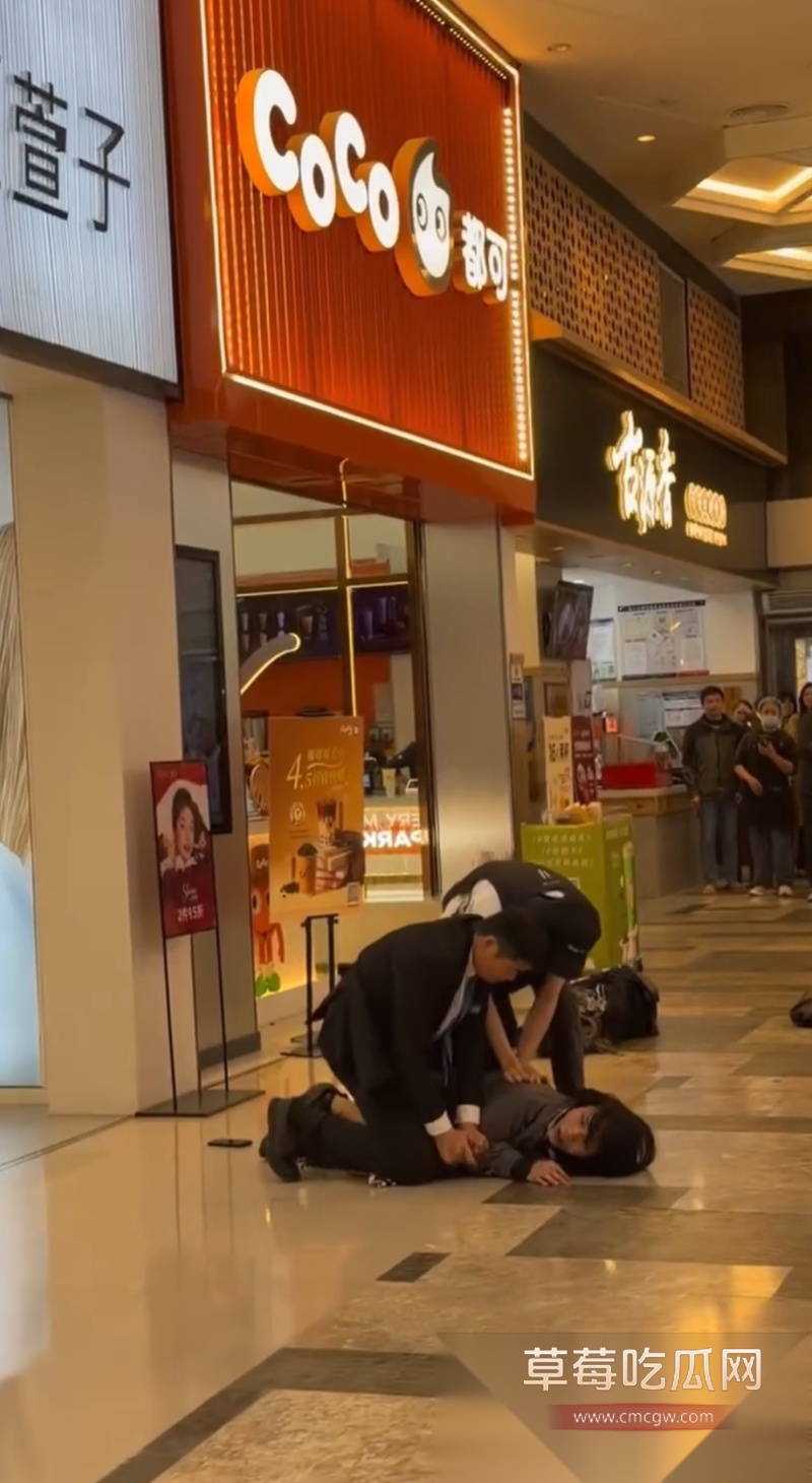 南宁航洋城商场男扮女装者持刀伤人 2 南宁航洋城商场男扮女装者持刀伤人 2