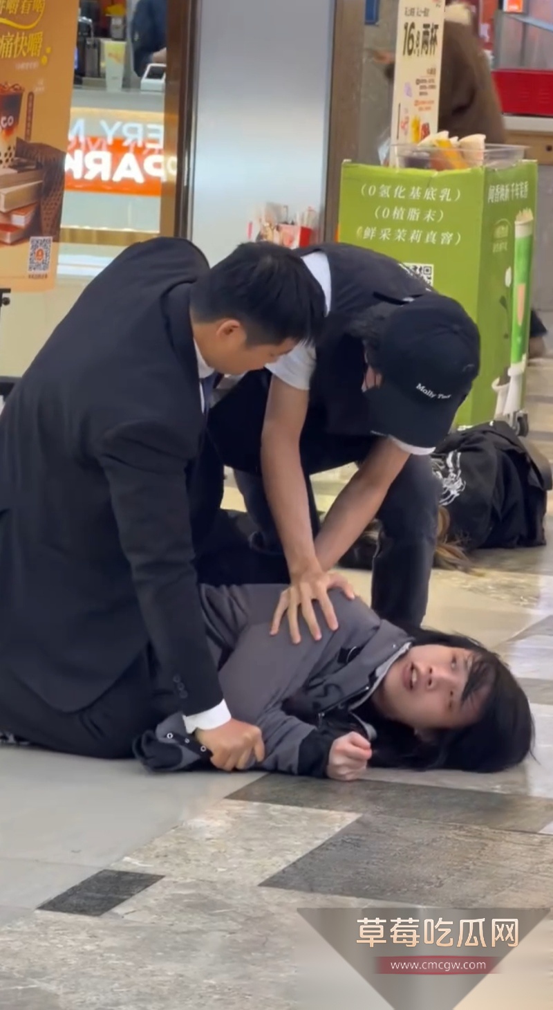 南宁航洋城商场男扮女装者持刀伤人 3 南宁航洋城商场男扮女装者持刀伤人 3