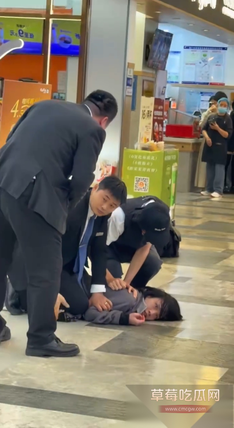 南宁航洋城商场男扮女装者持刀伤人 4 南宁航洋城商场男扮女装者持刀伤人 4