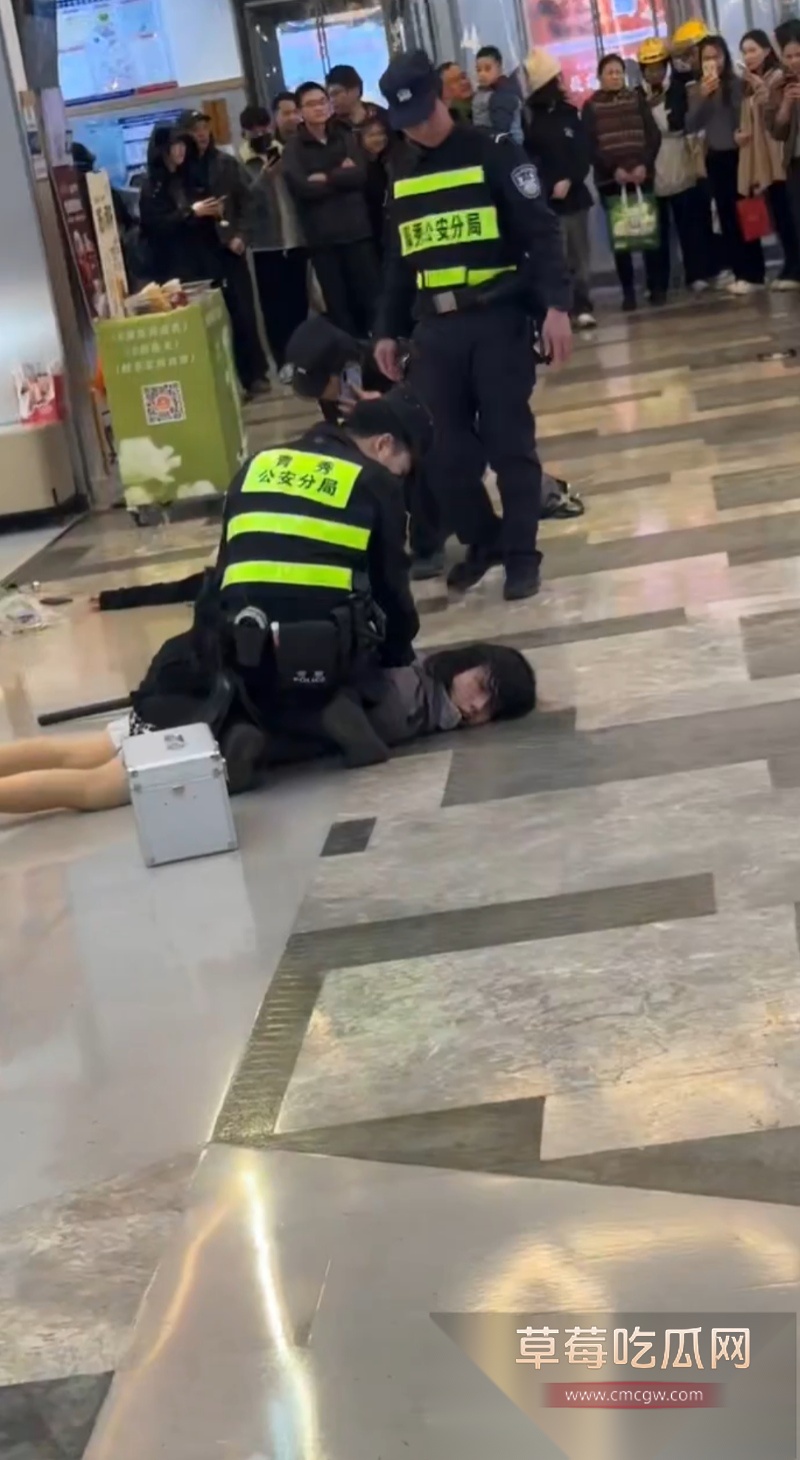 南宁航洋城商场男扮女装者持刀伤人 5 南宁航洋城商场男扮女装者持刀伤人 5