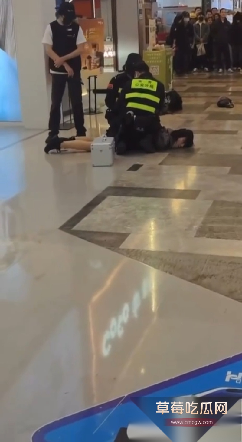 南宁航洋城商场男扮女装者持刀伤人 7 南宁航洋城商场男扮女装者持刀伤人 7