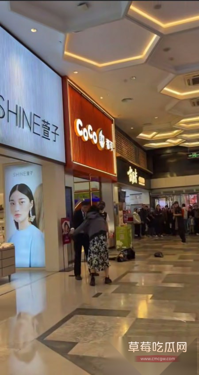 南宁航洋城商场男扮女装者持刀伤人 8 南宁航洋城商场男扮女装者持刀伤人 8