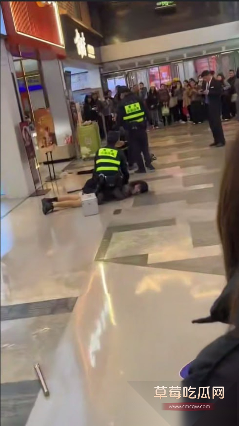 南宁航洋城商场男扮女装者持刀伤人 9 南宁航洋城商场男扮女装者持刀伤人 9