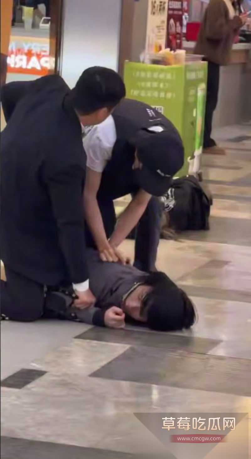 南宁航洋城商场男扮女装者持刀伤人 11 南宁航洋城商场男扮女装者持刀伤人 11