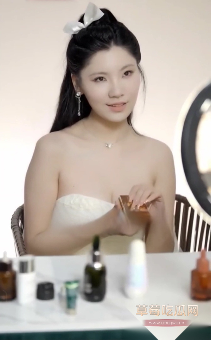 AI脱衣 魔改短剧《复仇温柔的秘书》 8