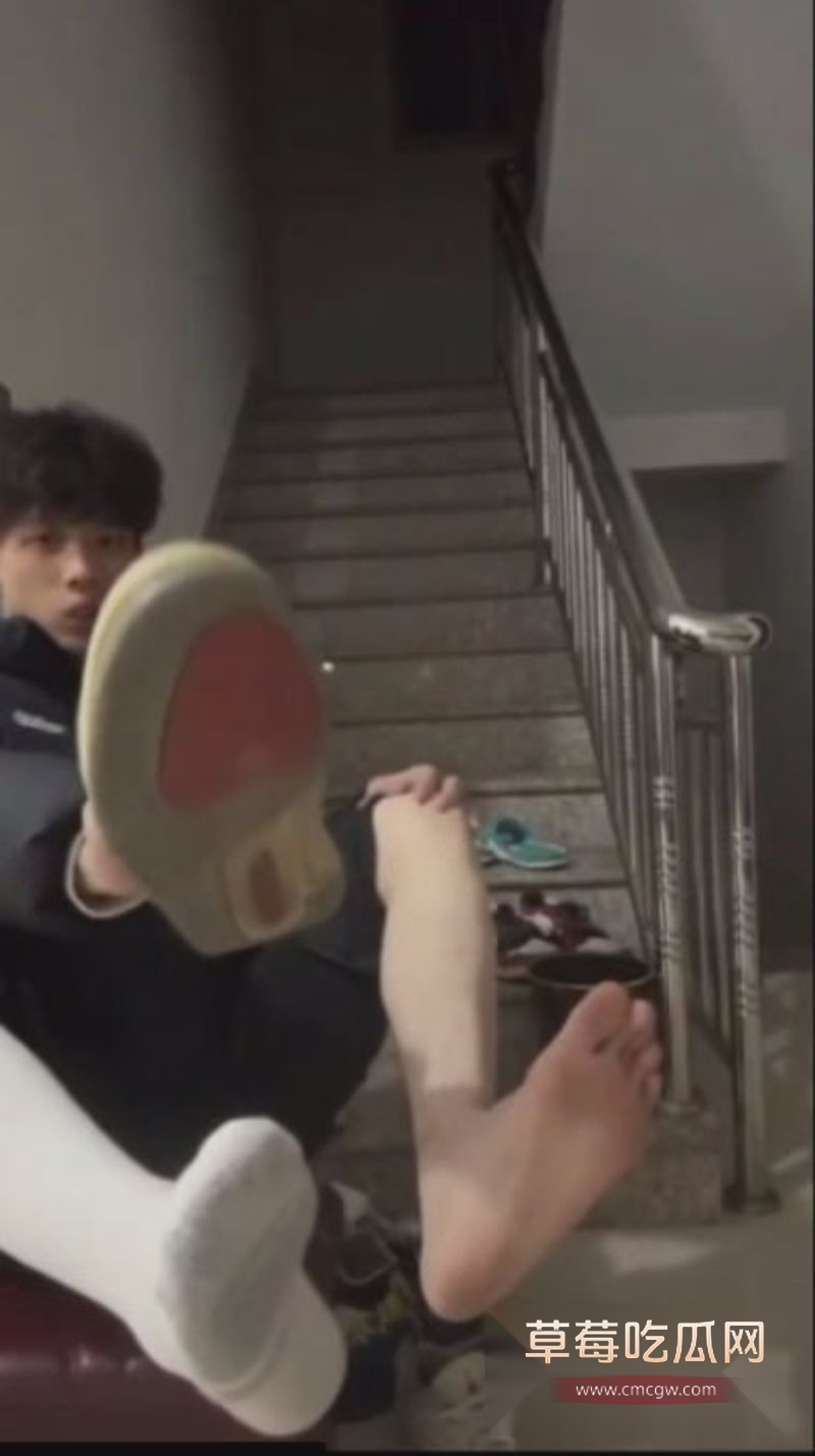 小王睡醒了楼梯间事件7