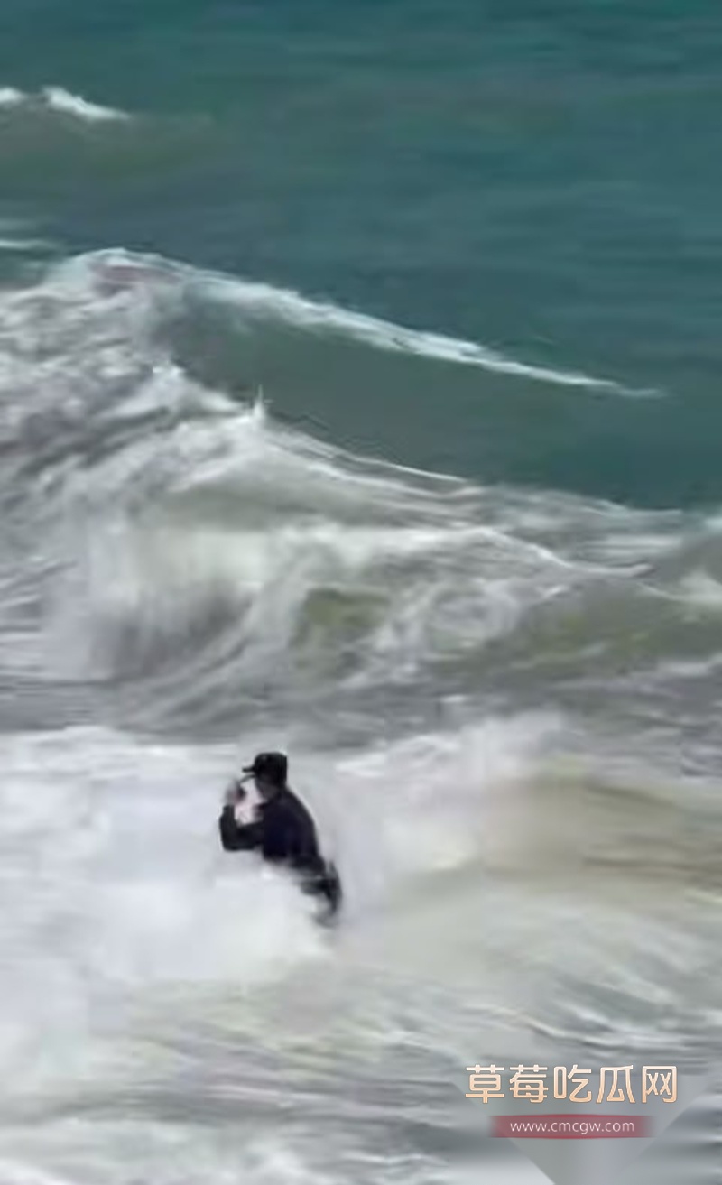 女子因为没有男友跳海寻短见 5