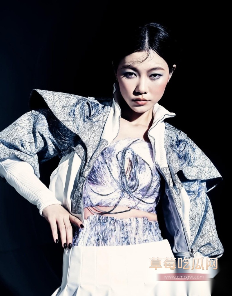 极品高颜值短发巨乳模特儿 11