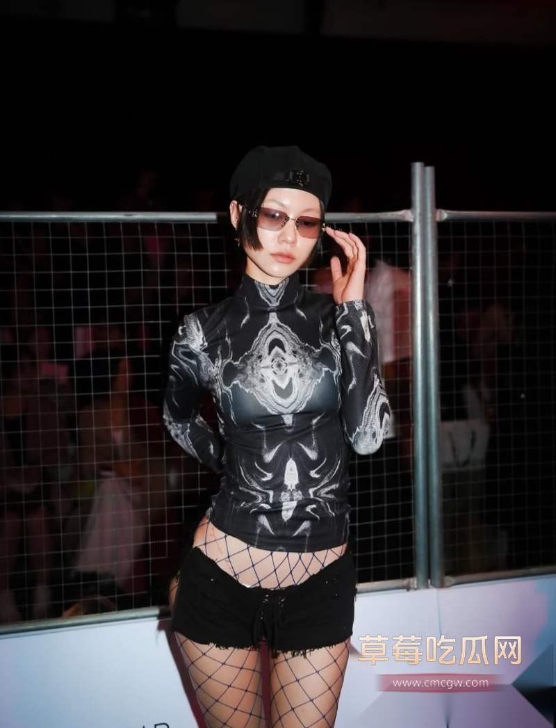 极品高颜值短发巨乳模特儿 13