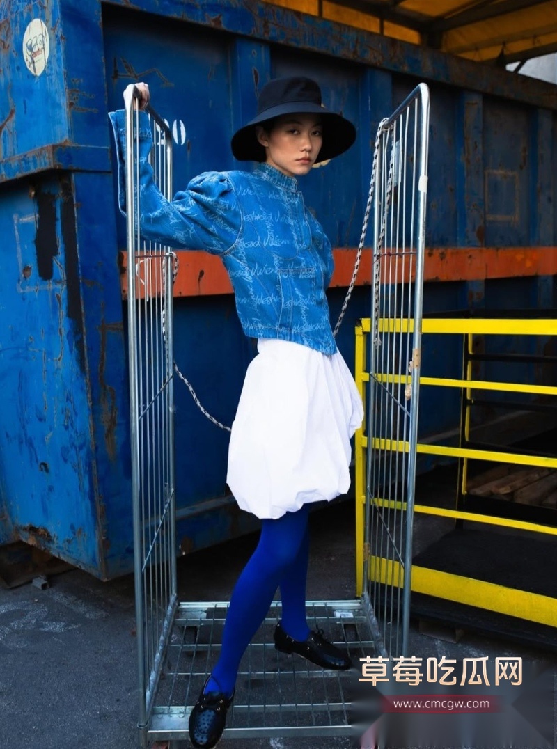 极品高颜值短发巨乳模特儿 15