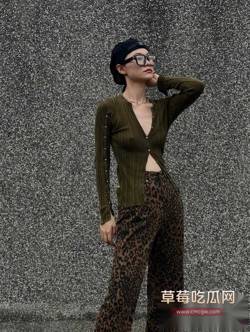 极品高颜值短发巨乳模特儿 18