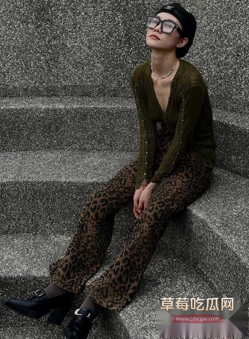 极品高颜值短发巨乳模特儿 19