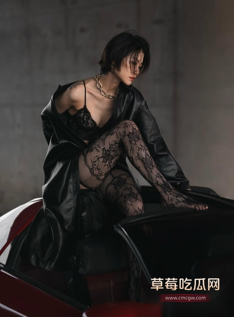 极品高颜值短发巨乳模特儿 24