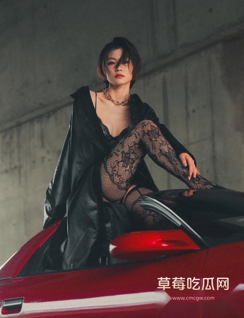 极品高颜值短发巨乳模特儿 25