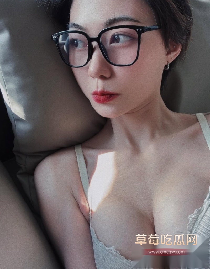 极品高颜值短发巨乳模特儿 28