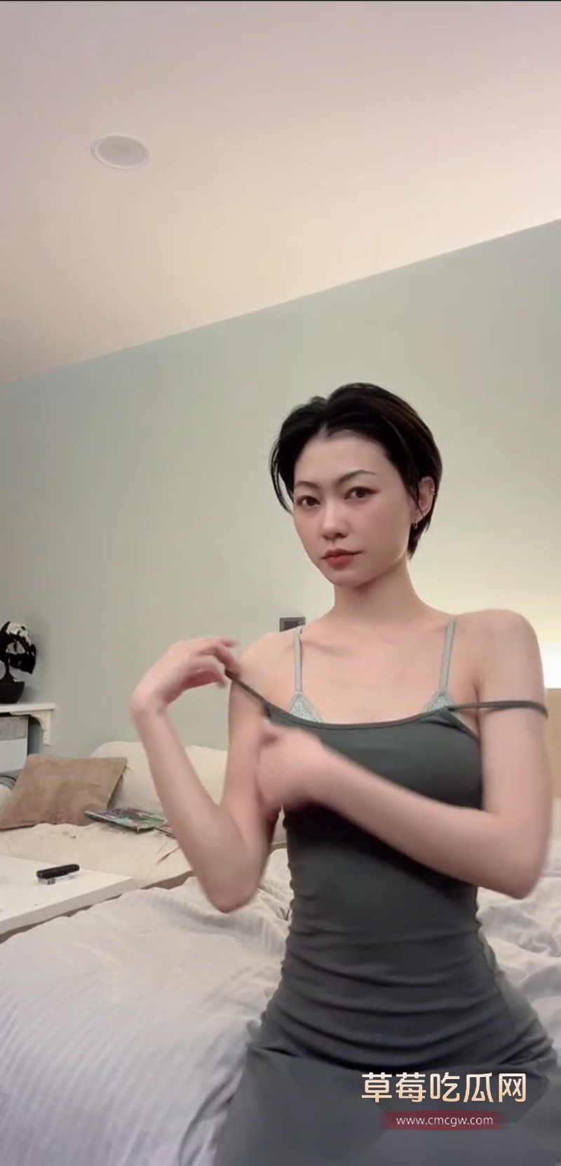 极品高颜值短发巨乳模特儿 10