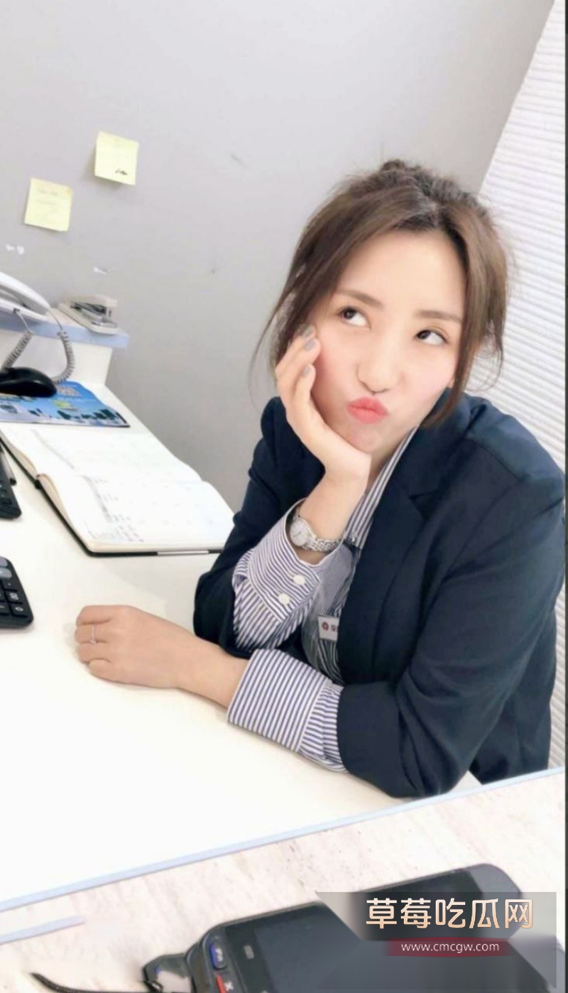 清纯美艳的女神店员 32