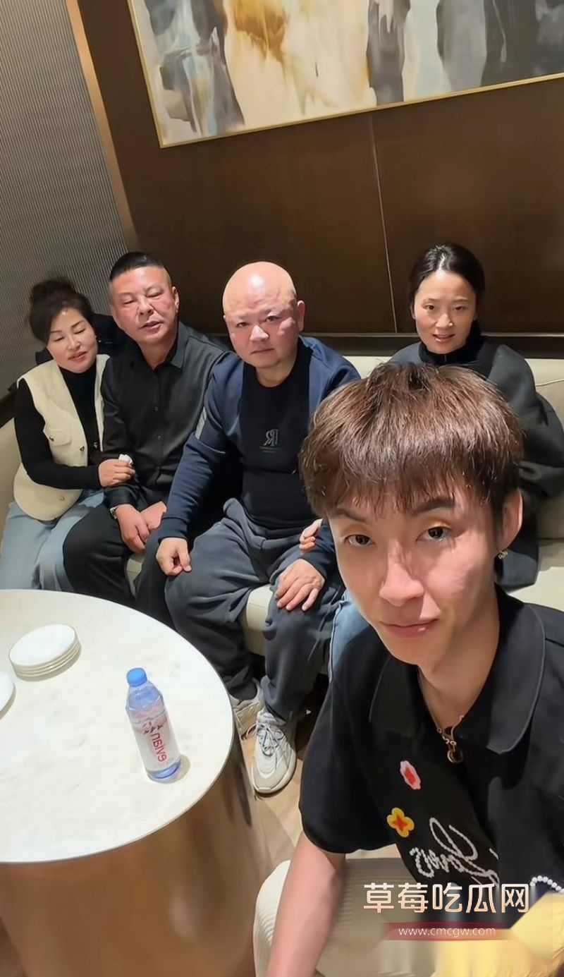 艾瑞吧弟与字母姐y子的照片4 艾瑞吧弟与字母姐y子的照片4