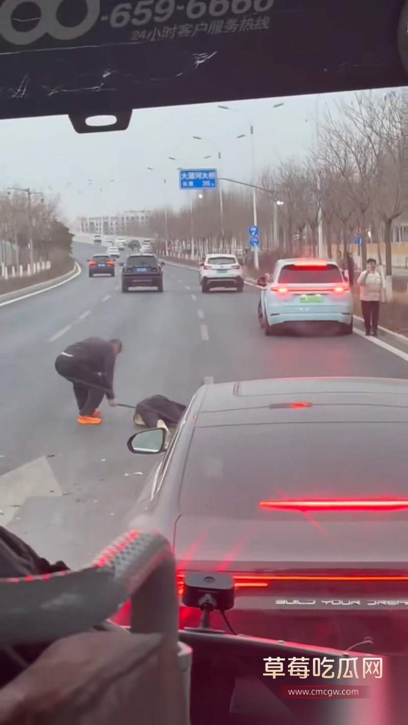 河北公路惊现 斧头砍人 2 河北公路惊现 斧头砍人 2