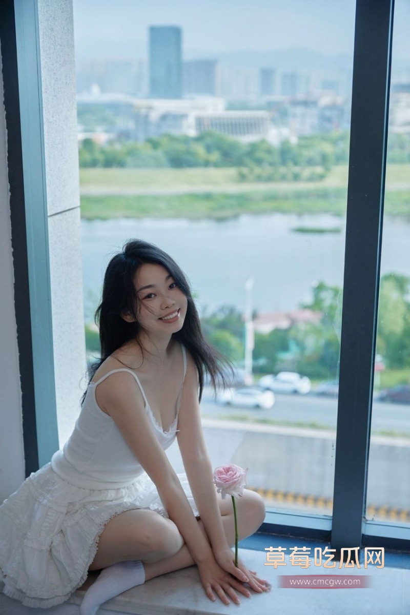 四女在教室戴假阳具操逼互舔 8