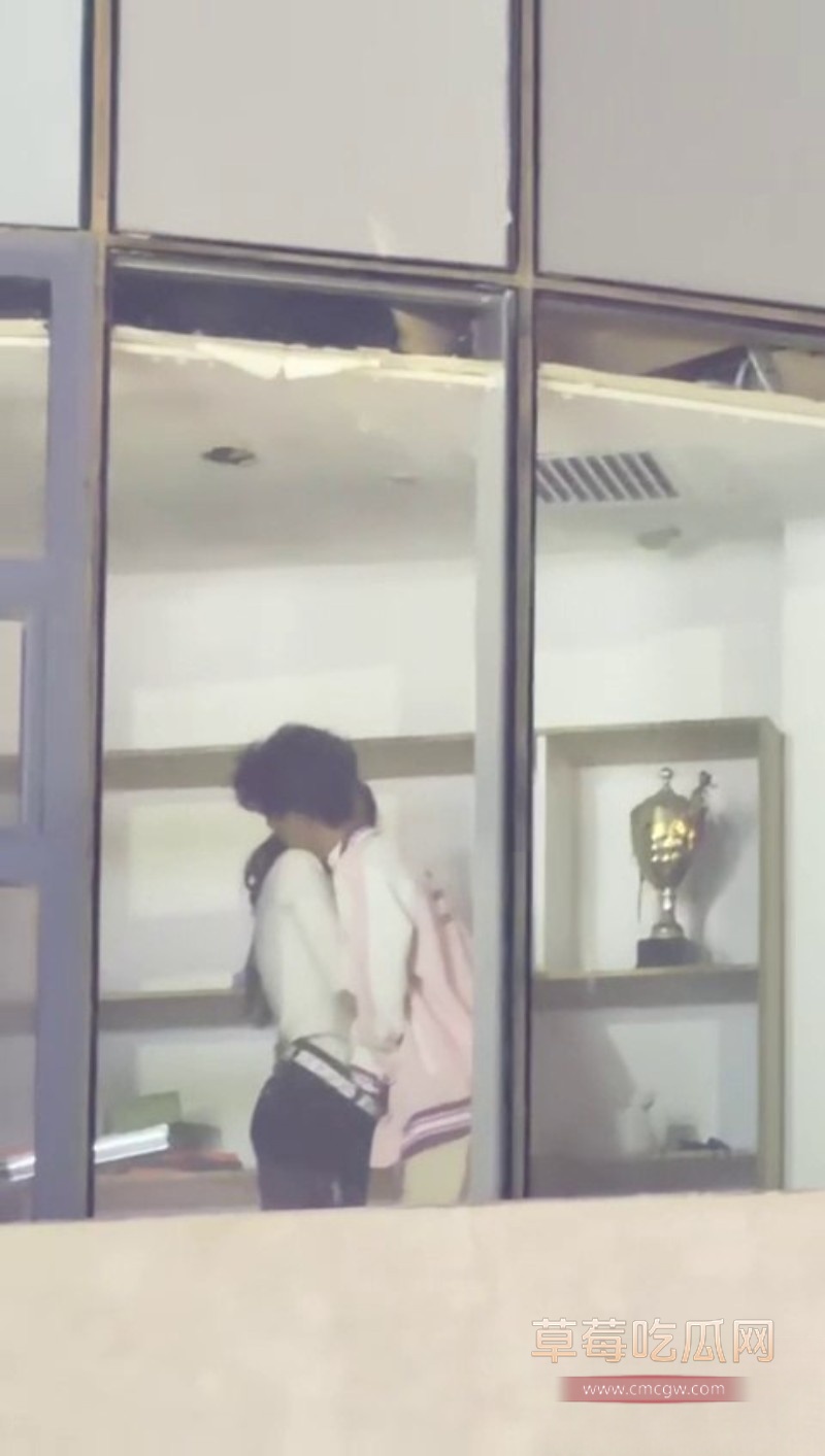 小情侣激情缠绵2