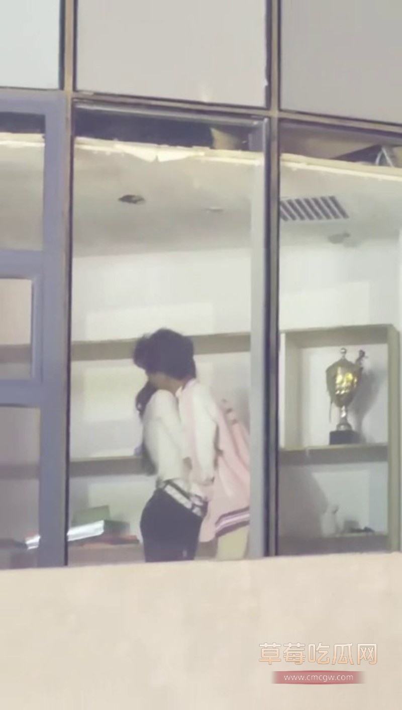 小情侣激情缠绵3