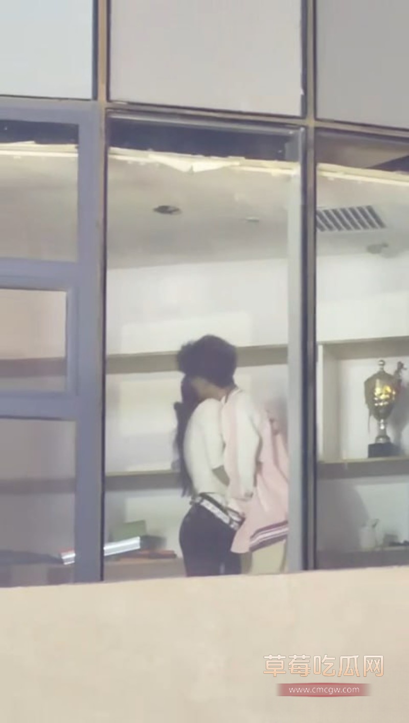 小情侣激情缠绵7