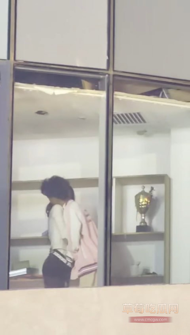 小情侣激情缠绵8