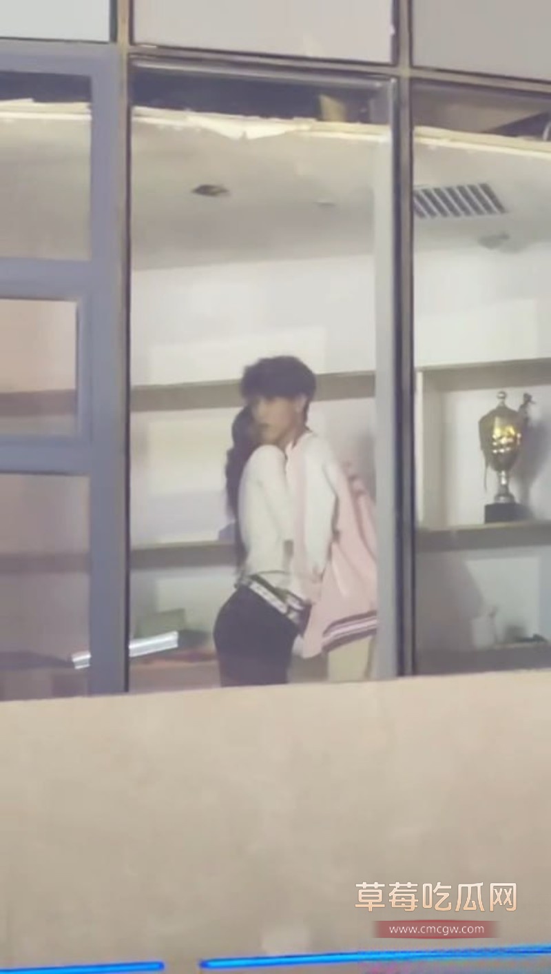 小情侣激情缠绵9