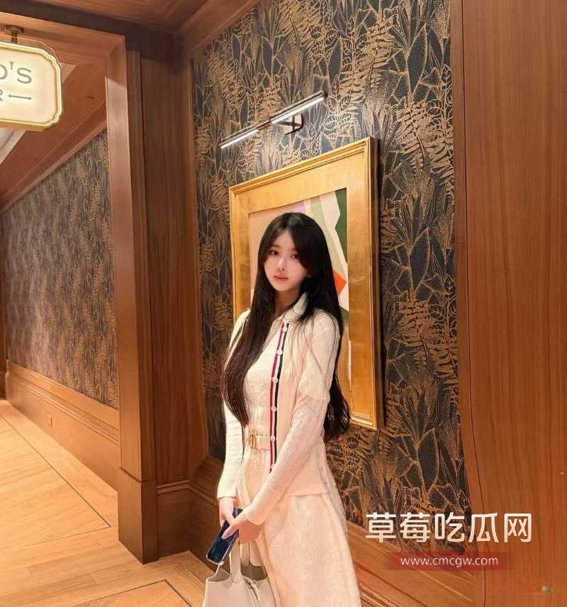 清纯福利姬SLRabbit化身足球宝贝上演双马尾诱惑 8