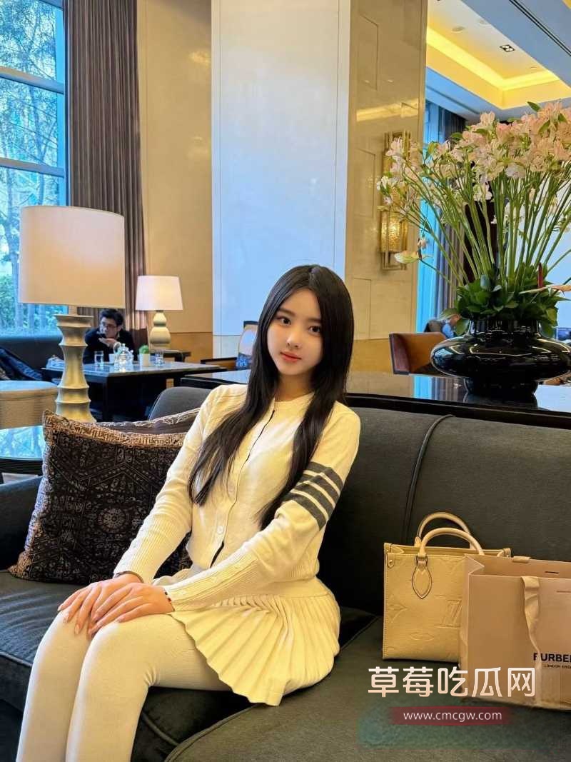 清纯福利姬SLRabbit化身足球宝贝上演双马尾诱惑 9