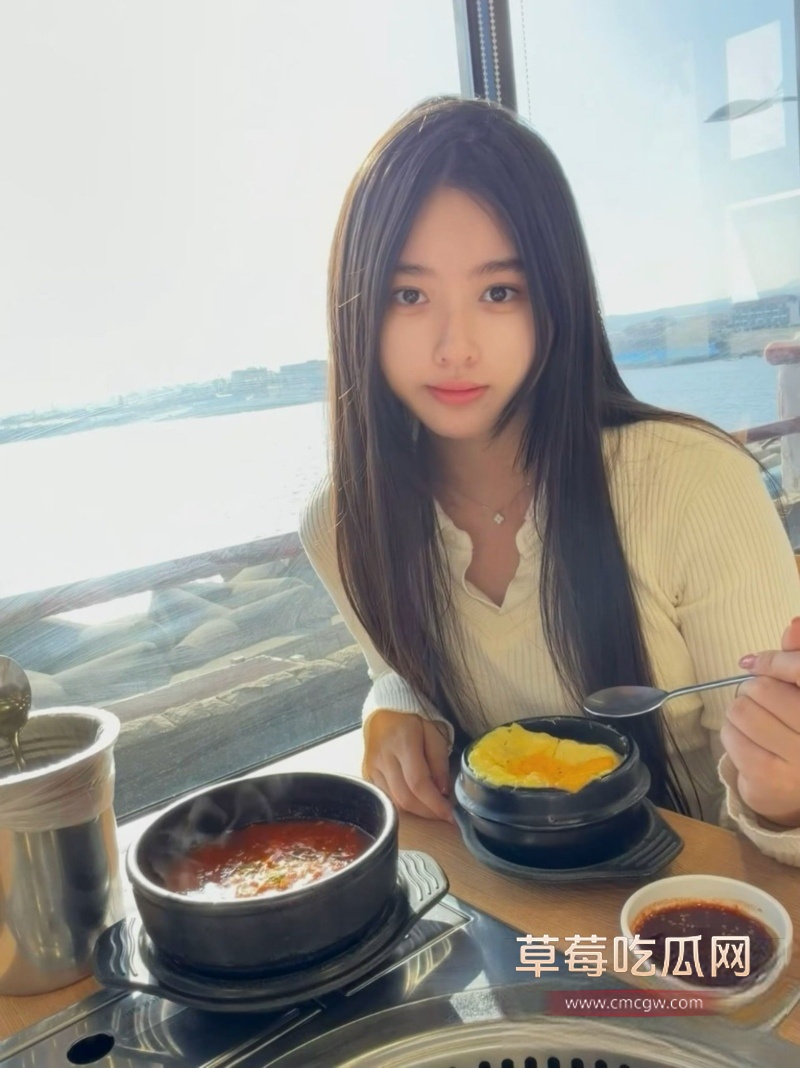 清纯福利姬SLRabbit化身足球宝贝上演双马尾诱惑 10