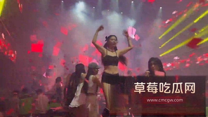 安徽美女在泰国参加完泳池派对后 被中国男同胞迷晕拖走 8